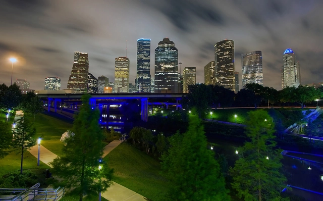 7 cidades que transformaram suas áreas sob rodovias em parques urbanos - Imagem de Destaque