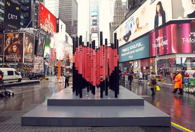 Coração em homenagem aos imigrantes é construído na Times Square - Imagem de Destaque