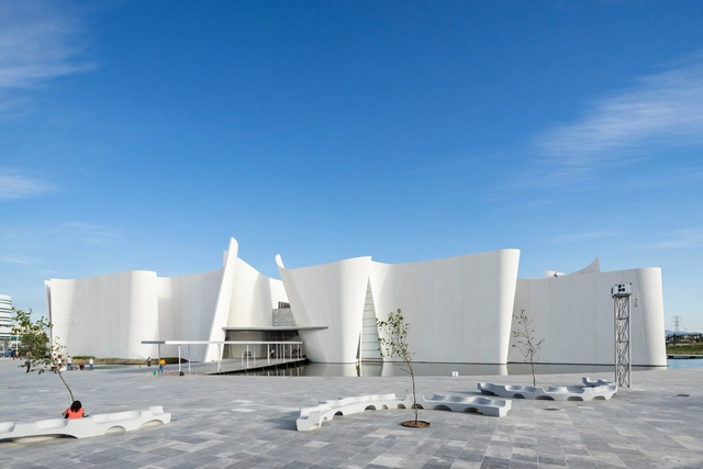 Cómo se construyeron los muros inclinados y curvos que dan forma a la última obra de Toyo Ito en México - Imagen Principal