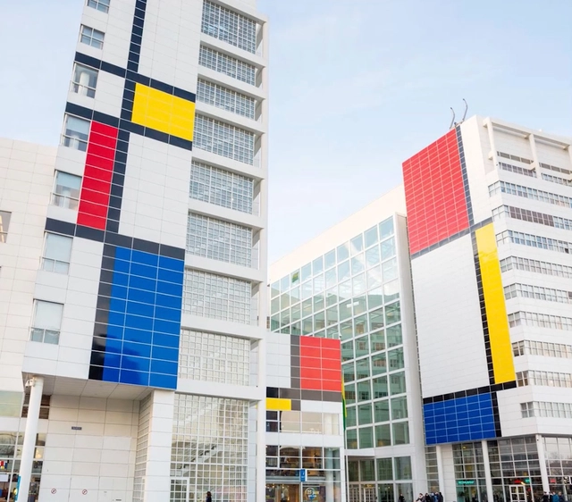 Câmara Municipal de Haia de Richard Meier é pintada como uma obra de Mondrian - Imagem de Destaque