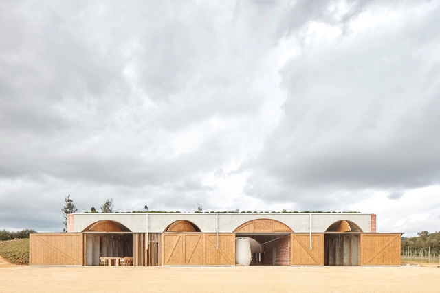 Winery in Mont-Ras / Jorge Vidal + Víctor Rahola - Winery