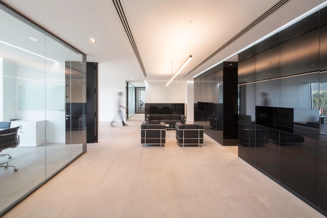 Oficinas Aurus / Albert Tidy + Sebastián Cruz Stuven - Edificio De Oficinas, Fachada, Sillas