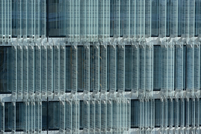 Este edifício economiza energia através da fachada com camadas de vidro e persianas perfuradas - Sustentabilidade