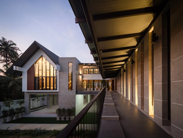 Baan Klang Suan / ForX Design Studio - Casas