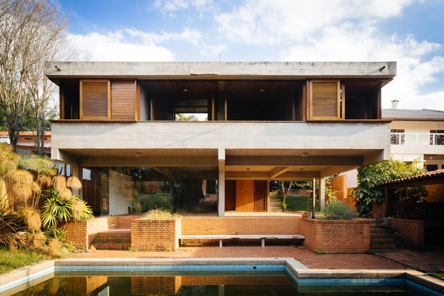 Clássicos da Arquitetura: Residência Demétrio Yamaguchi / JBMC Arquitetura e Urbanismo - Casas, Jardim, Fachada, Porta, Balcão, Corrimão, Escada, Iluminação, Cadeira