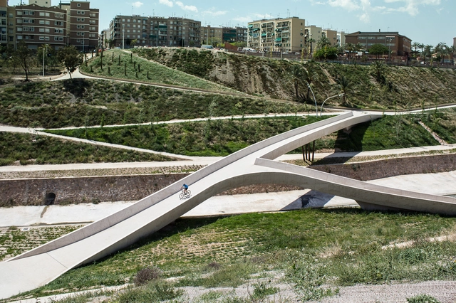 Arquitectura para bicicletas: ejemplos de ciclovías, estacionamientos y tiendas - Imagen Principal