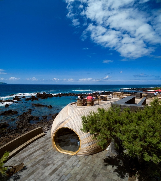 Temporal nos Açores causa danos ao Cella, "o bar mais bonito do mundo" - Imagem de Destaque