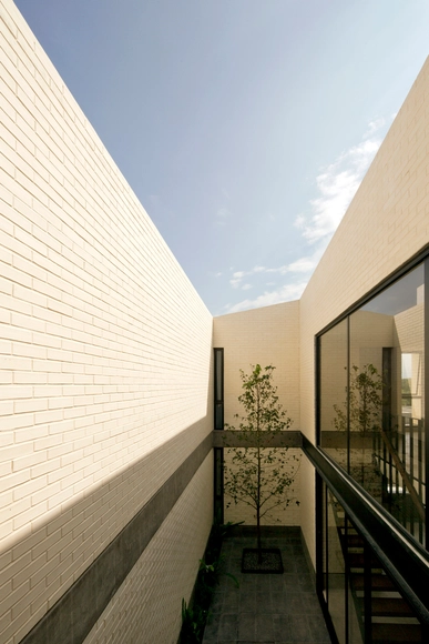 Casa Zirahuén / Intersticial Arquitectura - Casas
