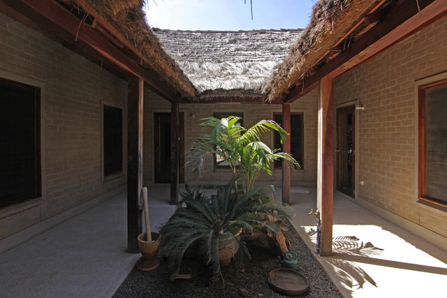 Casa patio y bungalows en Toujereng / VIRAI Arquitectos - Casas, Patio interior, Fachada, Fijación Vigas, Iluminación