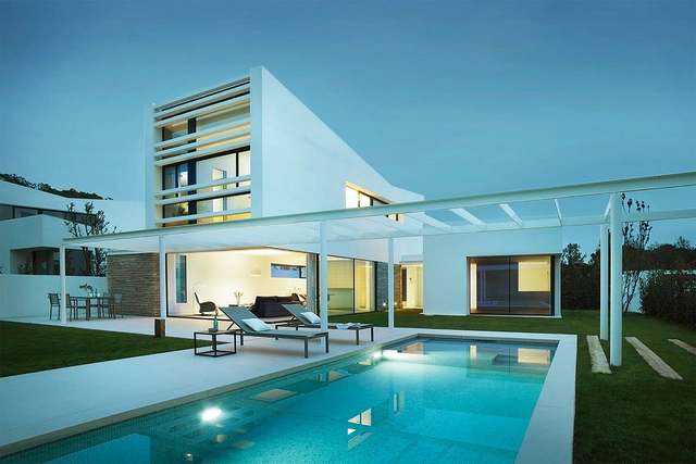 8 casas en La Pineda  / Jaime Prous Architects - Casas, Patio interior, Fachada, Puerta, Sillas, Mesas