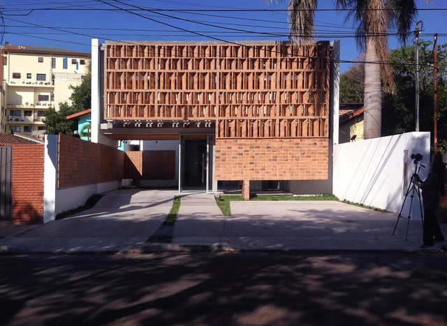 Clínica Médica y Vivienda / Estudio ELGUE - Clínica