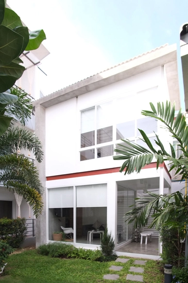 Casa delgada en Huahin / Thaan Studio - Casas