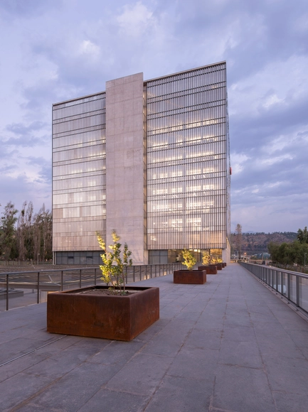 Edificio Corporativo Claro Chile / +arquitectos - Edificios Institucionales
