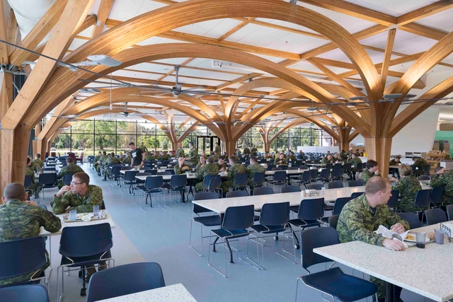 “金色森林” CFB 餐厅改造  / FABRIQ Architecture + Zas Architects - 军事设施