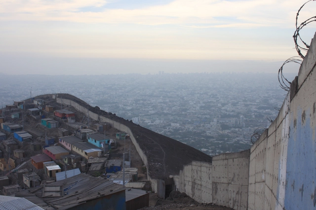 Al otro lado del muro de la vergüenza / Lima, Perú - Imagen Principal
