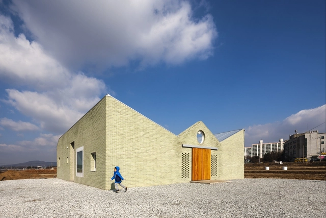 ㄷ House (digeut-jip) / aoa architects - Casas