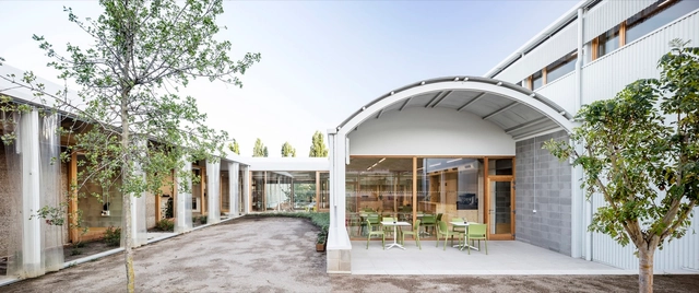  Centro  Médico Psicopedagógico  / Comas-Pont arquitectos - Edificios De Salud, Jardín, Fachada, Puerta, Mesas, Sillas