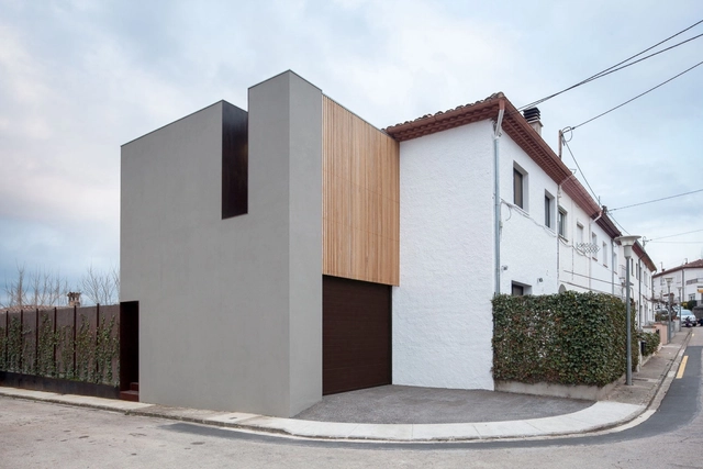 Another House of the Neighbourhood  / Arnau Estudi d’Arquitectura - Renovation