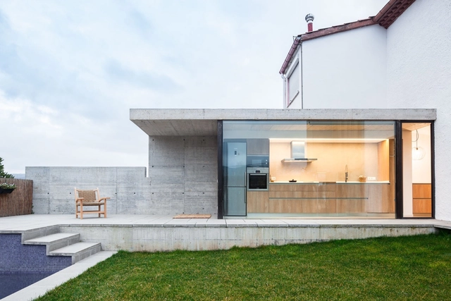 Otra Casa del Barrio  / Arnau estudi d'arquitectura - Renovación, Patio interior, Fachada, Puerta