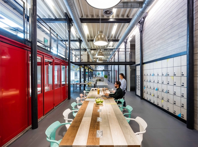 Deskopolitan / MoreySmith - Interior Photography, Offices Interiors, Table, Lighting, Chair