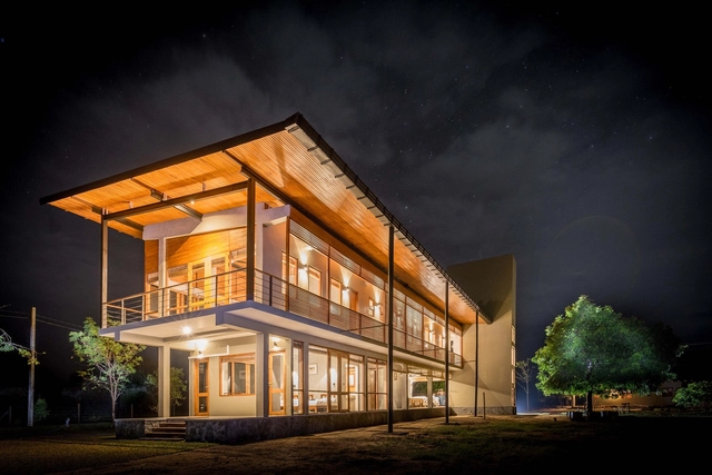 Bungalow copa de árboles y vida silvestre / Chinthaka Wickramage - Casas