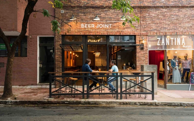 Beer Joint  / Estudio Montevideo + Pablo Dellatorre - Restaurantes & Bares, Puerta, Cierros, Fachada, Iluminación, Mesas, Sillas, Bancas