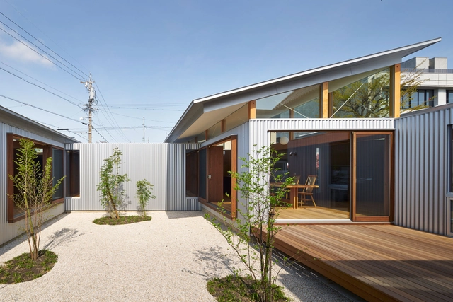 Casa con Jardines y Techos / ARII IRIE ARCHITECTS - Casas