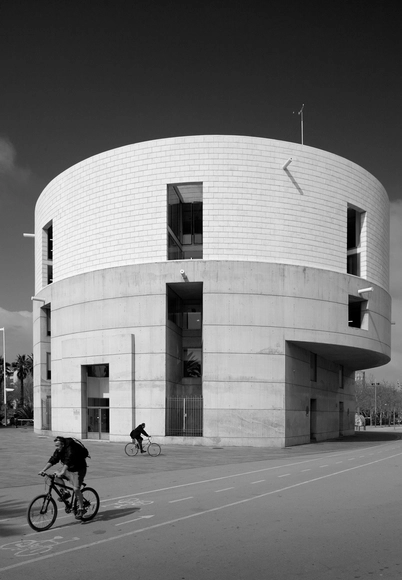 Centro Meteorológico de Barcelona, de Álvaro Siza, pelas lentes de Fernando Guerra - Imagem de Destaque