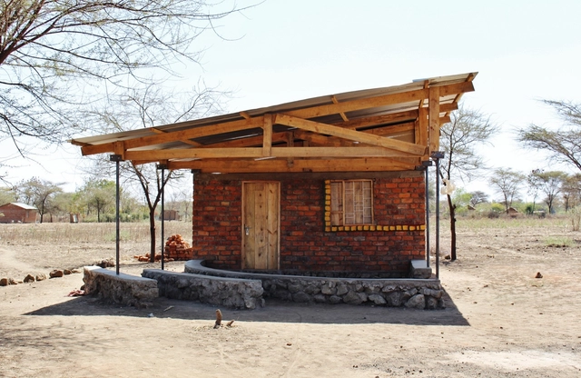 Centro para Mujeres en Poblado Masai  / C-re-aid - Centro Cultural, Fijación Vigas, Puerta, Fachada