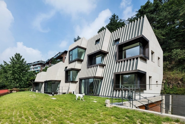 Casa Profunda / poly.m.ur - Casas