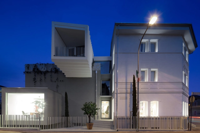 Edificio B&W / mzc+ - Casas