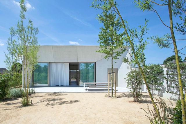 Casa de hormigón organizada alrededor de un patio central / CLAUWERS & SIMON architectes - Casas