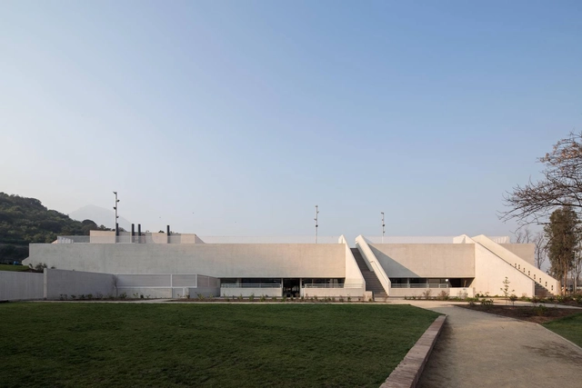 Gimnasio del Colegio Saint George / Gonzalo Mardones V. Arquitectos - Escuela Secundaria