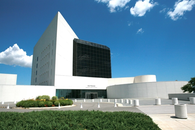 A inspiração de I.M. Pei: uma comparação de sua arquitetura com a arte minimalista - Imagem de Destaque