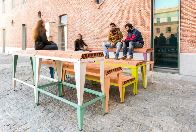 Estas piezas cerámicas industrializadas generan mobiliarios urbanos variables, por ENORME Studio - Imagen Principal