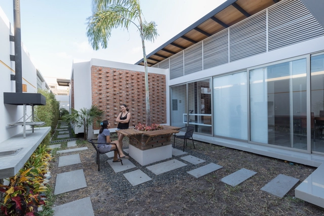 Un Hogar en el Retiro / Vera + Ormaza Arquitectos - Casas, Jardín, Fachada