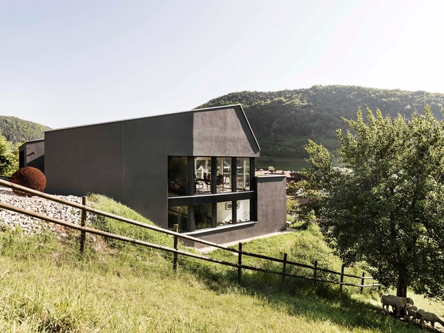 Casa unifamiliar sobre una pendiente / Dost - Casas