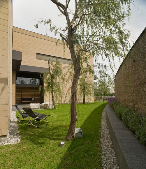 Casa Tierra / Serrano Monjaraz Arquitectos - Sustentabilidad Y Diseño Ecológico, Jardín, Fachada, Bancas