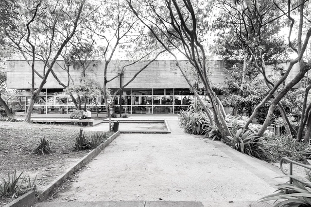 Clássicos da Arquitetura: Centro Cultural Jabaquara / Shieh Arquitetos Associados - Arquitetura Cultural, Jardim, Fachada