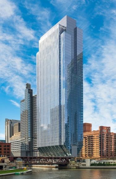 钉入大地的建筑：150 North Riverside 办公楼 / Goettsch Partners - 办公设施