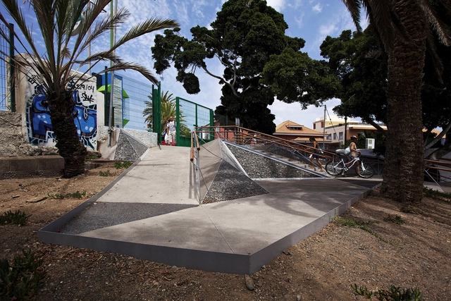 Construcción triangular genera una escalera y rampa que responde a especificaciones de accesibilidad universal - Sustentabilidad