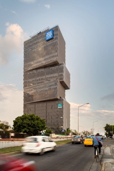 墨西哥西部第一栋绿色建筑——美洲大道 1500 / Sordo Madaleno Arquitectos - 办公设施