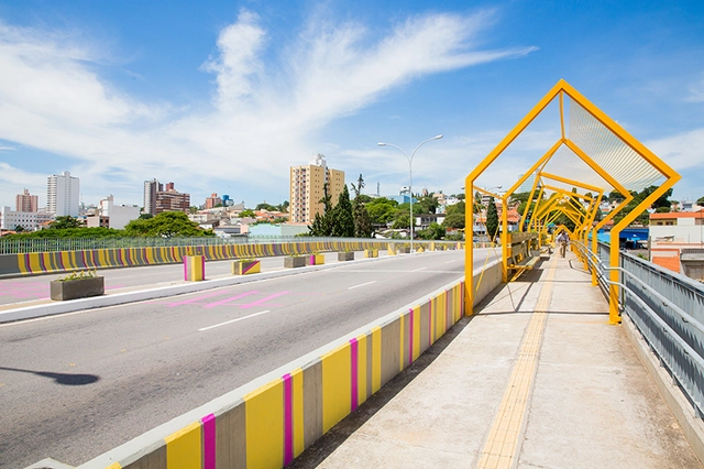 Zoom + Thaísa Fróes constroem instalação urbana sobre viaduto em Jundiaí - Imagem de Destaque