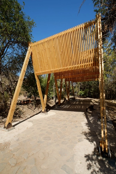 Curacaví, Chile: Quincho de madera como un continuo entre la cubierta y los puntos de apoyo - Imagen Principal