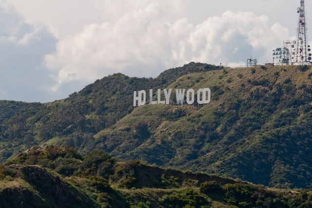 Los Angeles Considers Constructing Gondola Lift to Hollywood Sign - Featured Image