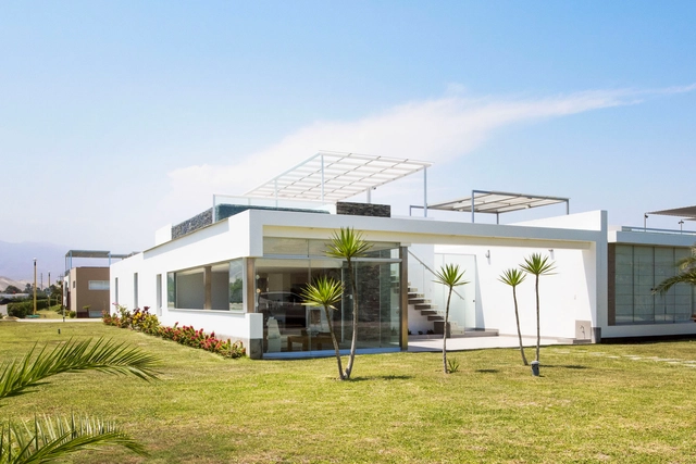 Casa en Playa Cocoa / Renzo Monzón - Casas