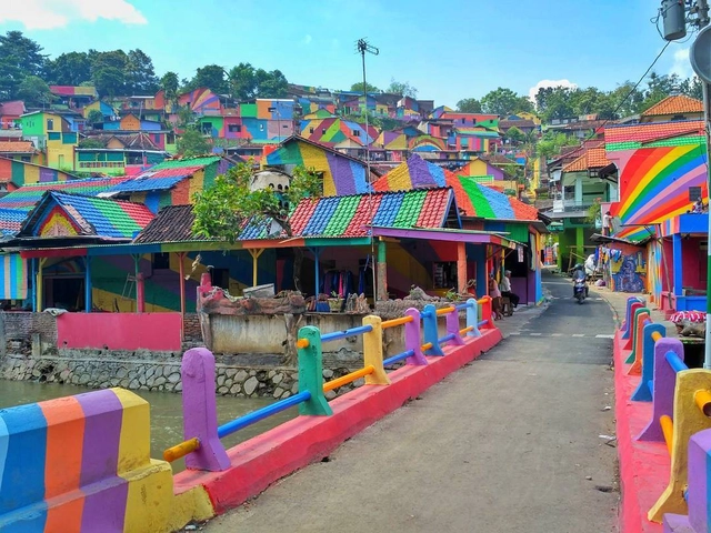 Intervenção transforma vila na Indonésia com cores e trabalho coletivo - Imagem de Destaque