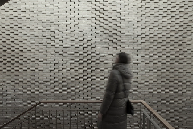 Muro de ladrillos artesanales inspira su forma en las ondas sonoras del agua - Imagen Principal