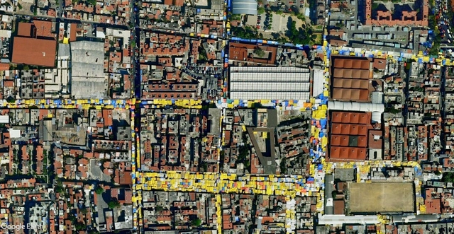 Serpientes de lona: las trazas del comercio informal en la ciudad - Imagen Principal
