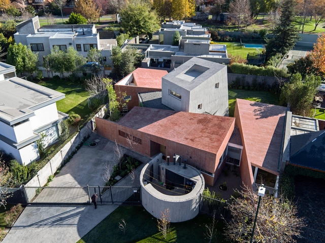 Casa entre Patios / Enrique Browne + Tomás Swett - Casas